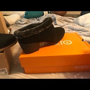 Women ankle boot with fur linings